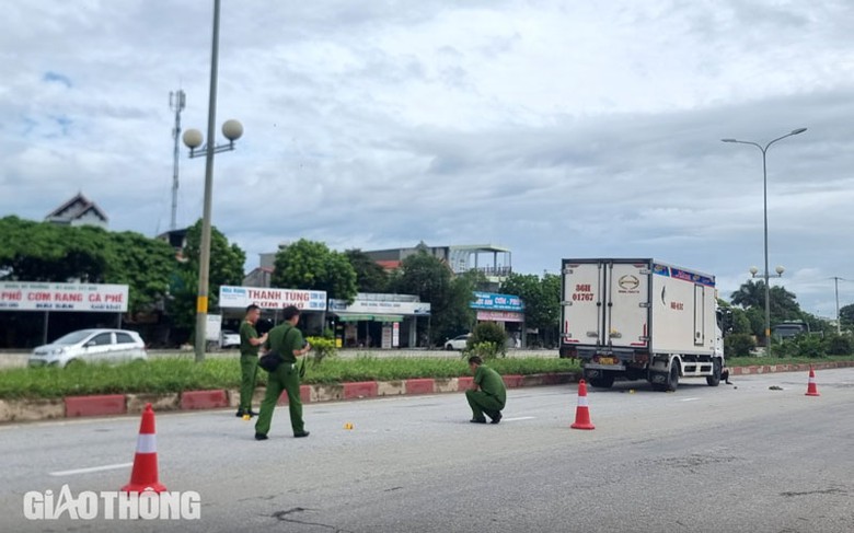 Cơ quan công an đang khám nghiệm hiện trường vụ tai nạn. Cơ quan công an đang khám nghiệm hiện trường vụ tai nạn.