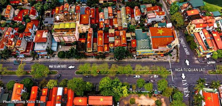 Thực hư h&agrave;ng loạt m&aacute;i nh&agrave; ở Thanh H&oacute;a vẽ h&igrave;nh cờ Tổ quốc- Ảnh 1.