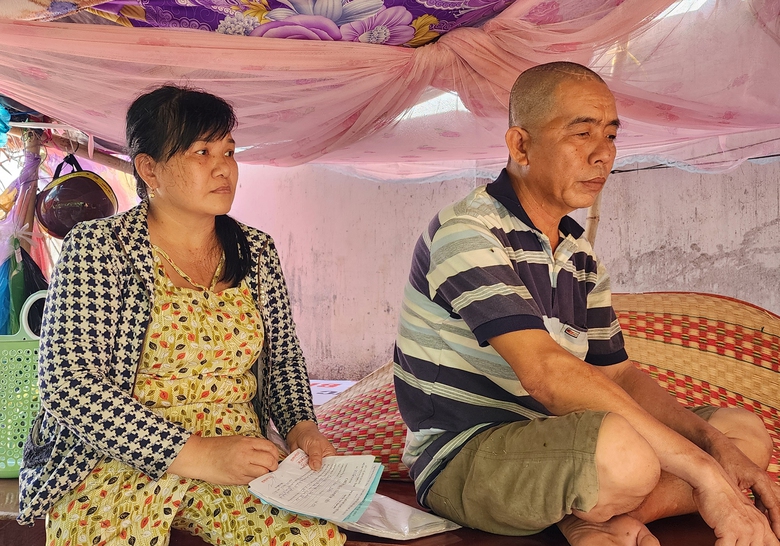 Cơ cực vợ nghèo chăm chồng liệt giường sau tai nạn - Ảnh 1. Cơ cực vợ nghèo chăm chồng liệt giường sau tai nạn - Ảnh 1.