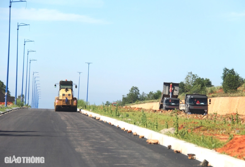 Đường v&agrave;o s&acirc;n bay Phan Thiết sẽ th&ocirc;ng tuyến v&agrave;o cuối năm 2024- Ảnh 1.