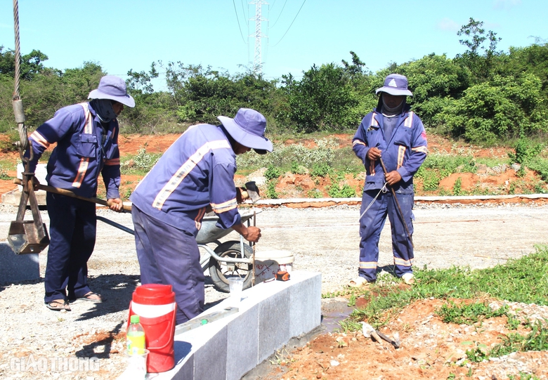Đường v&agrave;o s&acirc;n bay Phan Thiết sẽ th&ocirc;ng tuyến v&agrave;o cuối năm 2024- Ảnh 2.