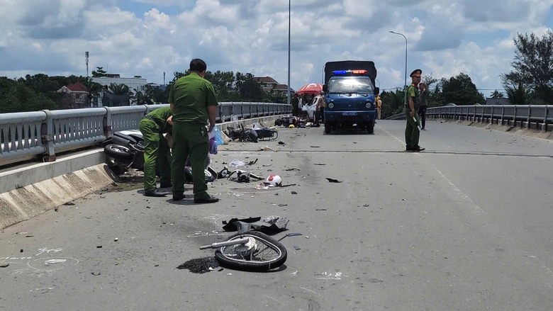 Cần Thơ: &Ocirc; t&ocirc; con h&uacute;c 3 xe m&aacute;y nằm la liệt tr&ecirc;n cầu Cồn Khương- Ảnh 1.