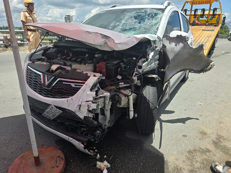 Cần Thơ: &Ocirc; t&ocirc; con h&uacute;c 3 xe m&aacute;y nằm la liệt tr&ecirc;n cầu Cồn Khương- Ảnh 2.