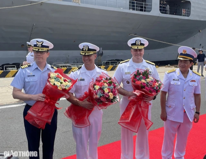 Cận cảnh so&aacute;i hạm l&acirc;u năm nhất của Hải qu&acirc;n Mỹ cập cảng Cam Ranh- Ảnh 9.