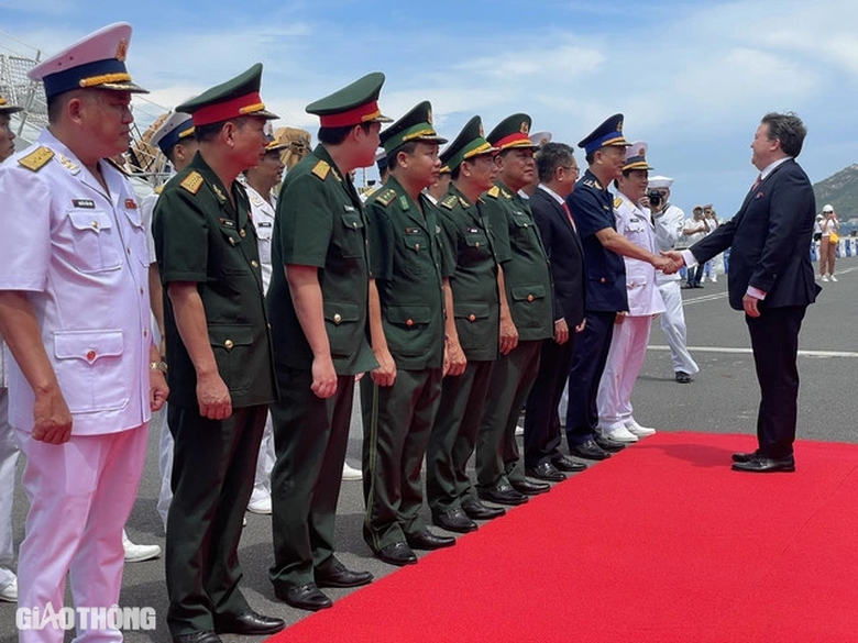 Cận cảnh so&aacute;i hạm l&acirc;u năm nhất của Hải qu&acirc;n Mỹ cập cảng Cam Ranh- Ảnh 7.