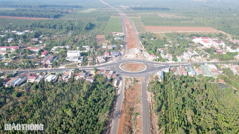 Tiềm ẩn nguy cơ tai nạn giao th&ocirc;ng tr&ecirc;n tuyến đường 1.800 tỷ đang thi c&ocirc;ng- Ảnh 1.