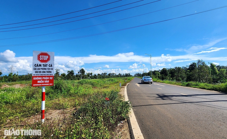 Tiềm ẩn nguy cơ tai nạn giao th&ocirc;ng tr&ecirc;n tuyến đường 1.800 tỷ đang thi c&ocirc;ng- Ảnh 2.