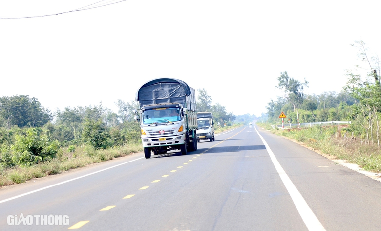 Tiềm ẩn nguy cơ tai nạn giao th&ocirc;ng tr&ecirc;n tuyến đường 1.800 tỷ đang thi c&ocirc;ng- Ảnh 3.