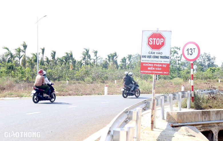 Tiềm ẩn nguy cơ tai nạn giao th&ocirc;ng tr&ecirc;n tuyến đường 1.800 tỷ đang thi c&ocirc;ng- Ảnh 4.