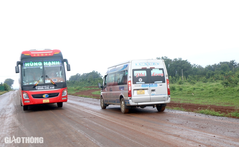 Tiềm ẩn nguy cơ tai nạn giao th&ocirc;ng tr&ecirc;n tuyến đường 1.800 tỷ đang thi c&ocirc;ng- Ảnh 5.