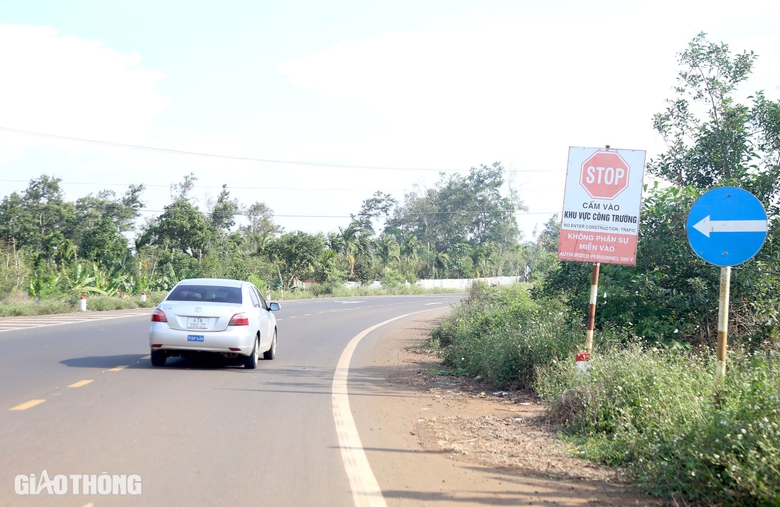 Tiềm ẩn nguy cơ tai nạn giao th&ocirc;ng tr&ecirc;n tuyến đường 1.800 tỷ đang thi c&ocirc;ng- Ảnh 8.