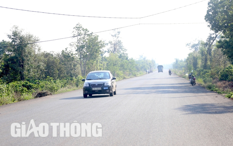 Tiềm ẩn nguy cơ tai nạn giao th&ocirc;ng tr&ecirc;n tuyến đường 1.800 tỷ đang thi c&ocirc;ng- Ảnh 9.