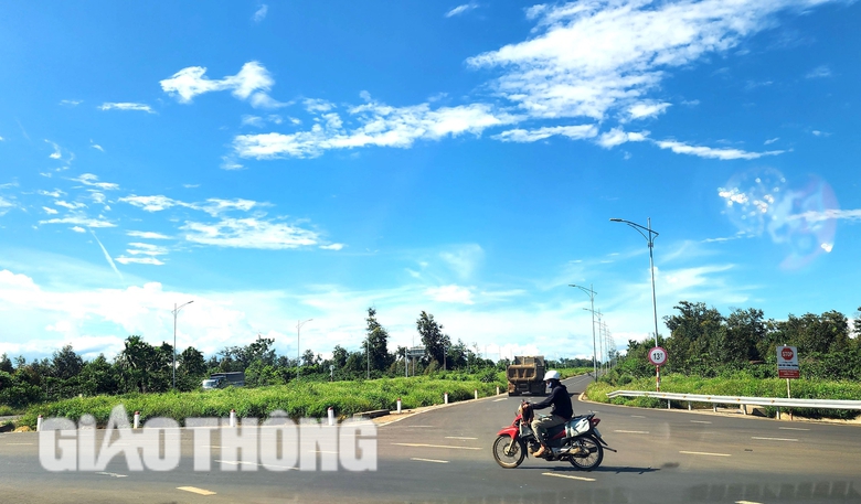 Tiềm ẩn nguy cơ tai nạn giao th&ocirc;ng tr&ecirc;n tuyến đường 1.800 tỷ đang thi c&ocirc;ng- Ảnh 10.