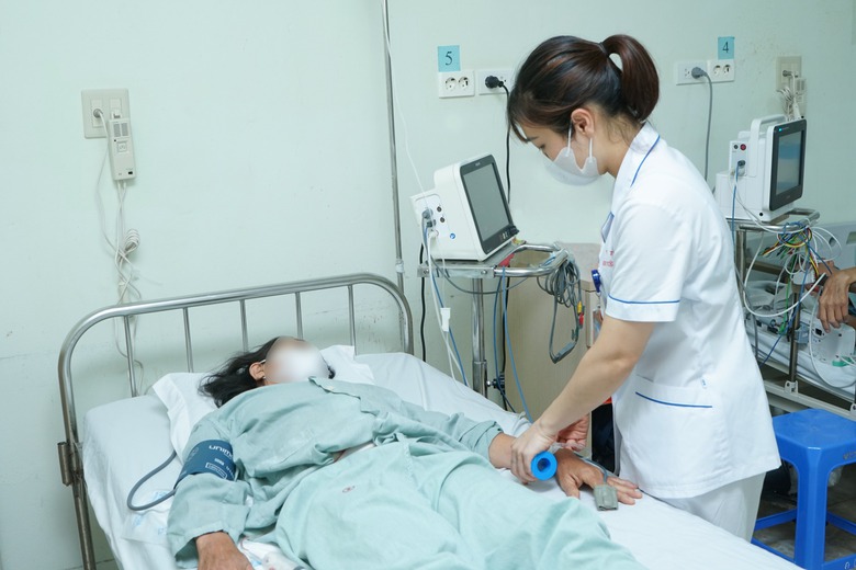 Lỡ nuốt hạt t&aacute;o đỏ khi ăn yến, cụ b&agrave; bị thủng ruột non- Ảnh 1.