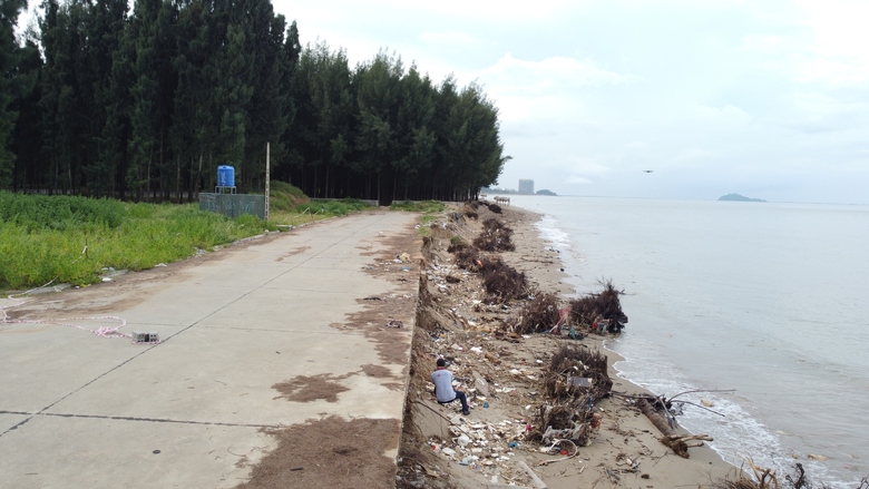 H&igrave;nh ảnh biển đe dọa "nuốt" đường v&agrave; nh&agrave; ở Thanh H&oacute;a- Ảnh 4.