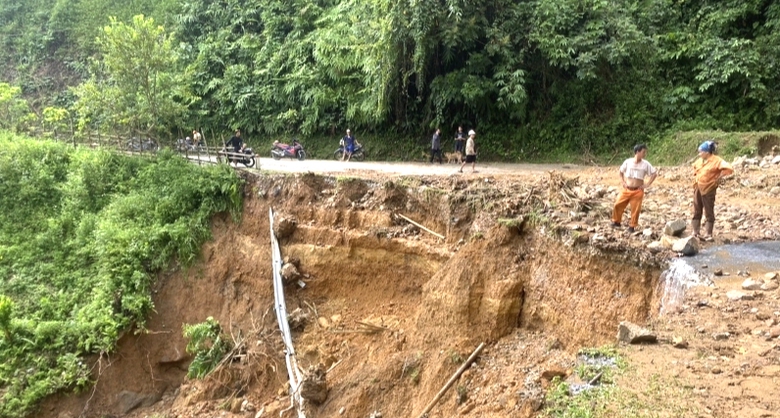 Nhiều đoạn tuyến giao th&ocirc;ng miền n&uacute;i Thanh H&oacute;a bị sạt lở- Ảnh 3.