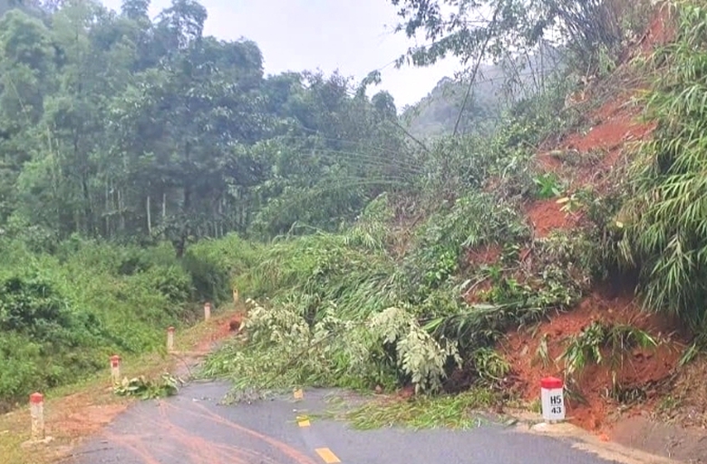Nhiều đoạn tuyến giao th&ocirc;ng miền n&uacute;i Thanh H&oacute;a bị sạt lở- Ảnh 1.