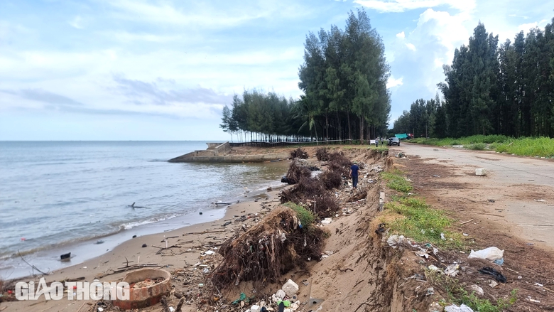 H&igrave;nh ảnh biển đe dọa "nuốt" đường v&agrave; nh&agrave; ở Thanh H&oacute;a- Ảnh 2.