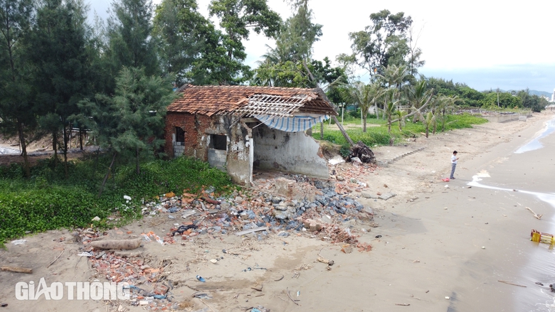 H&igrave;nh ảnh biển đe dọa "nuốt" đường v&agrave; nh&agrave; ở Thanh H&oacute;a- Ảnh 10.