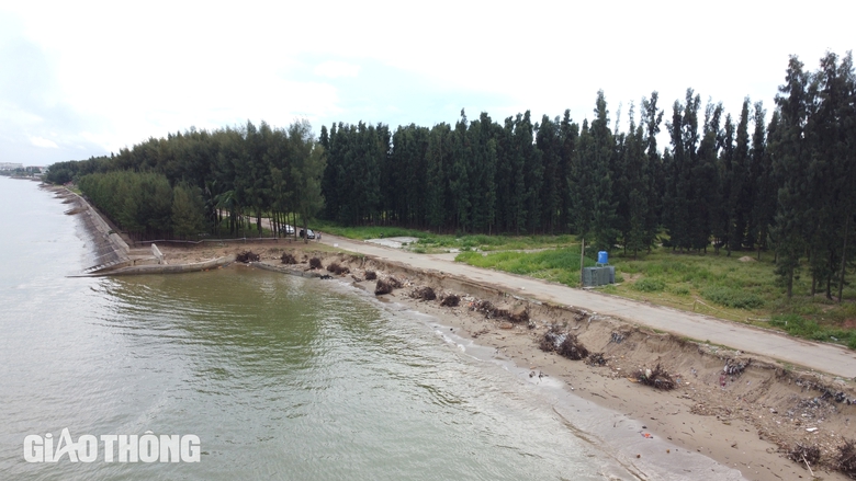 H&igrave;nh ảnh biển đe dọa "nuốt" đường v&agrave; nh&agrave; ở Thanh H&oacute;a- Ảnh 1.