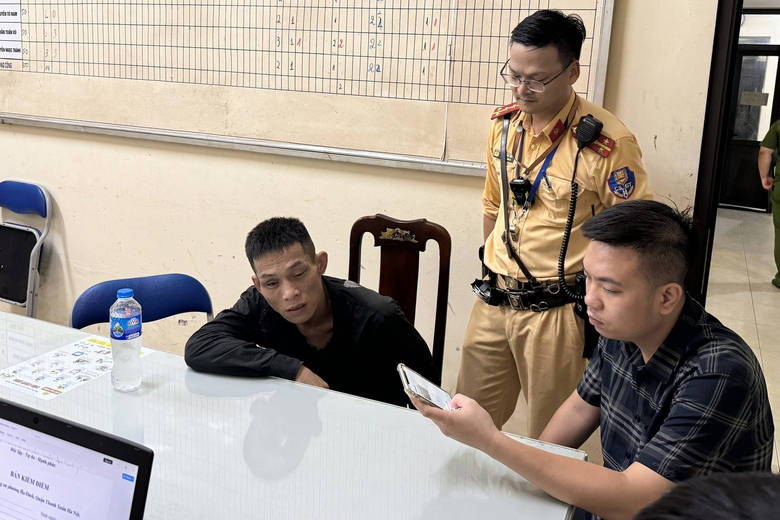 CSGT quật ng&atilde; nghi can trộm xe m&aacute;y tr&ecirc;n đường phố H&agrave; Nội- Ảnh 1.