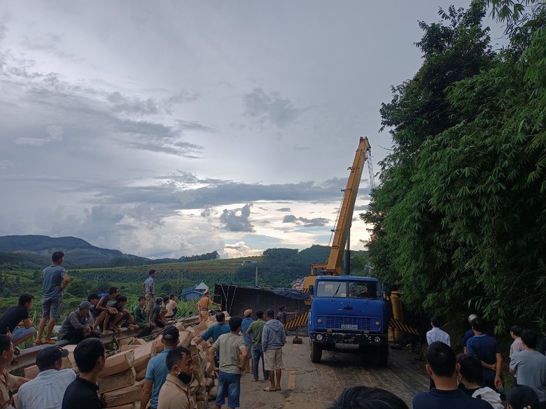 Xử lý điểm trơn trượt trên đường Hồ Chí Minh qua Kon Tum- Ảnh 1. Xử lý điểm trơn trượt trên đường Hồ Chí Minh qua Kon Tum- Ảnh 1.