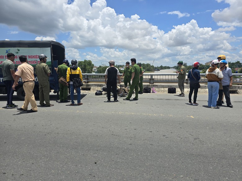 Cần Thơ: &Ocirc; t&ocirc; con h&uacute;c 3 xe m&aacute;y nằm la liệt tr&ecirc;n cầu Cồn Khương- Ảnh 7.