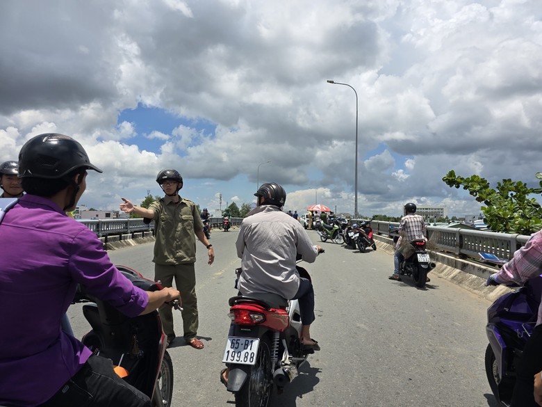 Cần Thơ: &Ocirc; t&ocirc; con h&uacute;c 3 xe m&aacute;y nằm la liệt tr&ecirc;n cầu Cồn Khương- Ảnh 6.