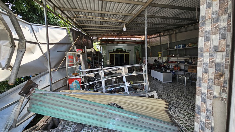 Nửa đêm đang ngủ bị xe tải tông sập nhà- Ảnh 2. Nửa đêm đang ngủ bị xe tải tông sập nhà- Ảnh 2.