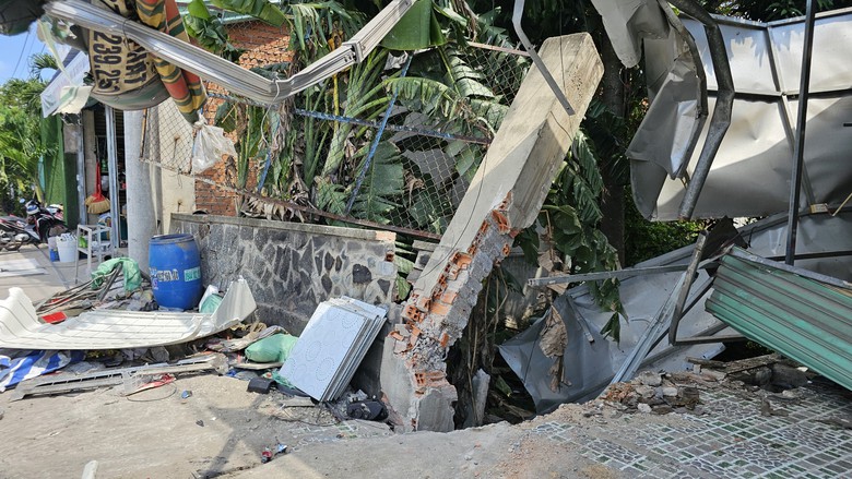 Nửa đêm đang ngủ bị xe tải tông sập nhà- Ảnh 1. Nửa đêm đang ngủ bị xe tải tông sập nhà- Ảnh 1.