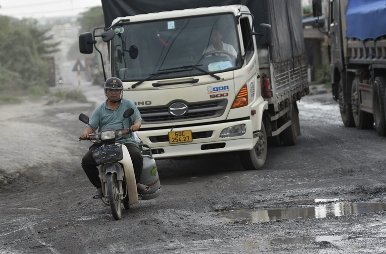Đồng Nai: Xe tải cày nát hai tuyến đường nội đô- Ảnh 4. Đồng Nai: Xe tải cày nát hai tuyến đường nội đô- Ảnh 4.