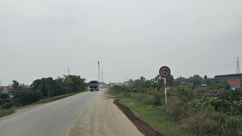 H&agrave; Nội: Xe tải trọng lớn ho&agrave;nh h&agrave;nh tr&ecirc;n đ&ecirc; s&ocirc;ng Hồng- Ảnh 2.