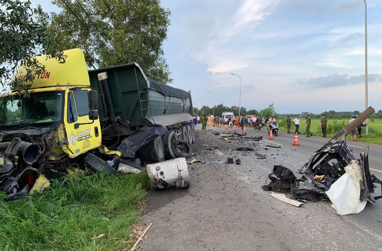 Hiện trường vụ tai nạn khiến t&agrave;i xế xe con tử vong.