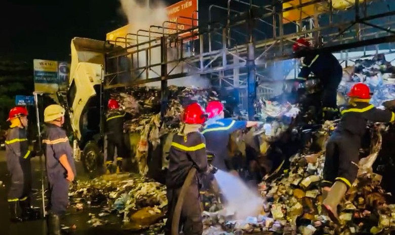 Chiếc xe tải chở phế liệu bị ch&aacute;y rụi.