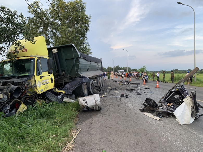 Va chạm với xe ben, t&agrave;i xế xe con văng khỏi ghế l&aacute;i tử vong- Ảnh 4.