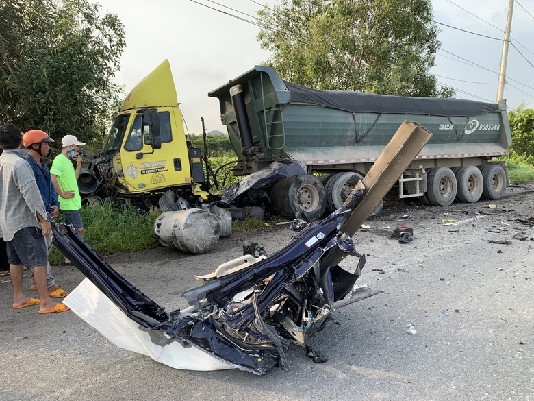 Va chạm với xe ben, t&agrave;i xế xe con văng khỏi ghế l&aacute;i tử vong- Ảnh 3.