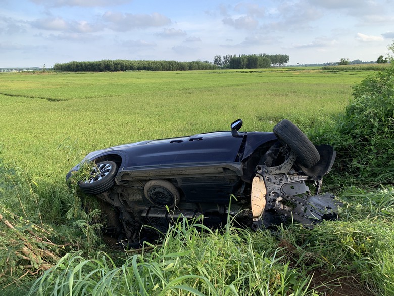 Va chạm với xe ben, t&agrave;i xế xe con văng khỏi ghế l&aacute;i tử vong- Ảnh 2.