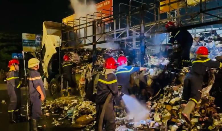 Xe tải chở phế liệu bốc ch&aacute;y dữ dội, t&agrave;i xế tho&aacute;t th&acirc;n an to&agrave;n- Ảnh 1.