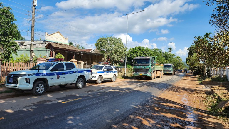 Quảng Ng&atilde;i: Tăng cường xử l&yacute; xe chở vật liệu tr&ecirc;n c&aacute;c tuyến tỉnh lộ- Ảnh 4.