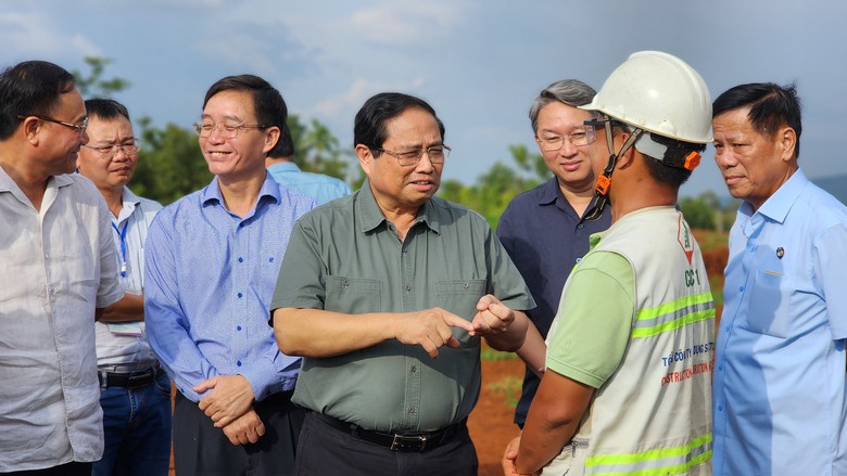 Thủ tướng kh&iacute;ch lệ tinh thần thi c&ocirc;ng vượt kh&oacute; tr&ecirc;n cao tốc Kh&aacute;nh H&ograve;a - Bu&ocirc;n Ma Thuột- Ảnh 1.