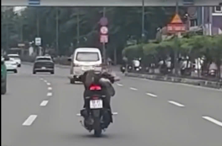 Hai thanh ni&ecirc;n nằm d&agrave;i, điều khiển xe m&aacute;y lượn l&aacute;ch tr&ecirc;n đường- Ảnh 1.