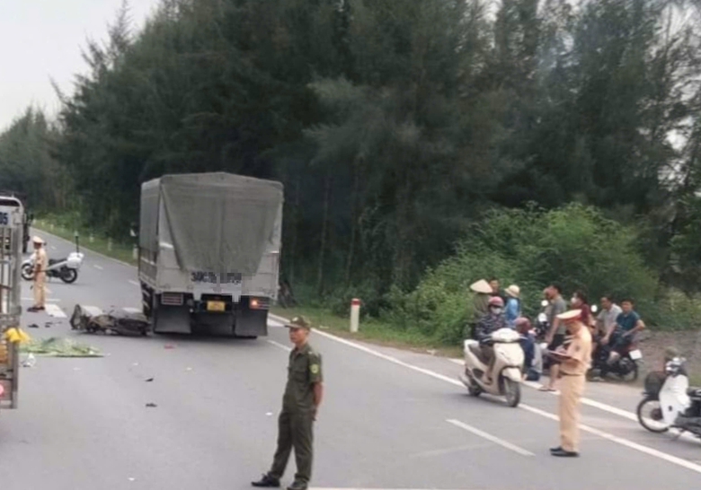 Nam thanh ni&ecirc;n đi xe m&aacute;y tử vong tại chỗ sau va chạm với xe tải- Ảnh 1.