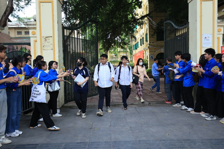 Các trường đại học công bố điểm chuẩn năm 2024, thí sinh lưu ý điều gì?- Ảnh 1. Các trường đại học công bố điểm chuẩn năm 2024, thí sinh lưu ý điều gì?- Ảnh 1.