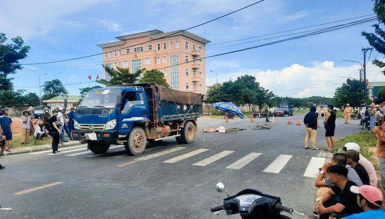 Xe ben va chạm xe đạp ở Quảng Trị, người phụ nữ nghèo tử vong thương tâm- Ảnh 1. Xe ben va chạm xe đạp ở Quảng Trị, người phụ nữ nghèo tử vong thương tâm- Ảnh 1.