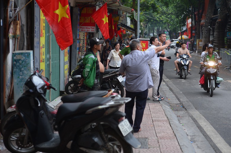 Hoang t&agrave;n tại qu&aacute;n bar bị ch&aacute;y ở Ph&oacute; Đức Ch&iacute;nh, kh&oacute;i vẫn &acirc;m ỉ- Ảnh 8.