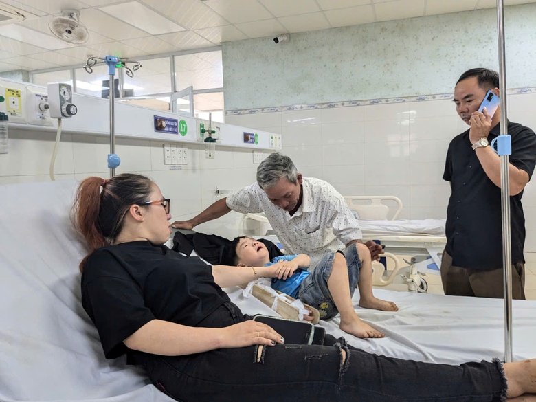 Gia Lai: Xe kh&aacute;ch lật sau va chạm với m&ocirc; t&ocirc; sang đường, nhiều người bị thương- Ảnh 2.