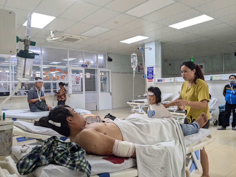 Gia Lai: Xe kh&aacute;ch lật sau va chạm với m&ocirc; t&ocirc; sang đường, nhiều người bị thương- Ảnh 1.