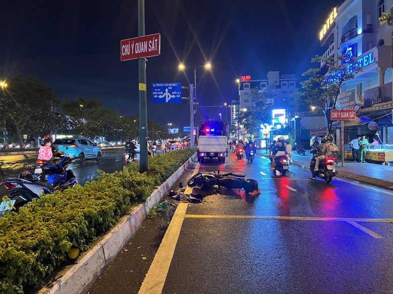 TP.HCM: Xe m&aacute;y va v&agrave;o dải ph&acirc;n c&aacute;ch, người đ&agrave;n &ocirc;ng tử vong- Ảnh 1.