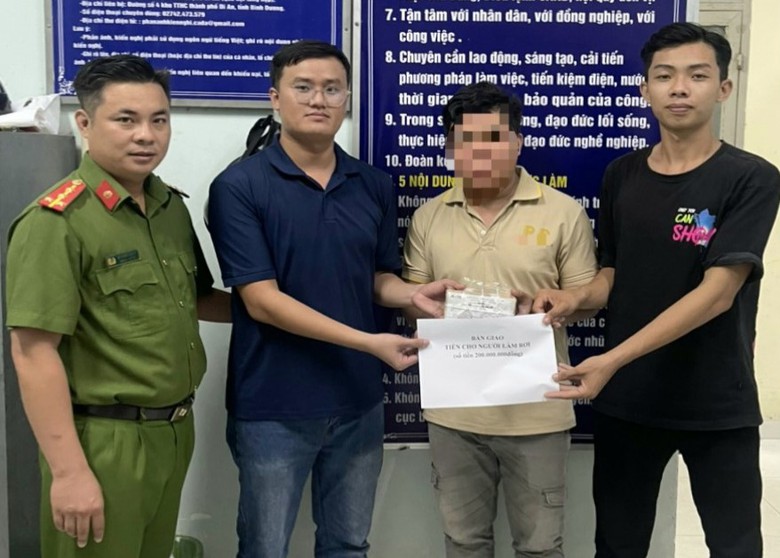 Nộp 200 triệu đồng của người đi đường đ&aacute;nh rơi cho c&ocirc;ng an- Ảnh 1.