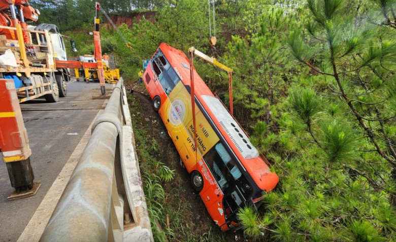 Xe kh&aacute;ch mất l&aacute;i lao xuống suối ở huyện Lạc Dương, tỉnh L&acirc;m Đồng.